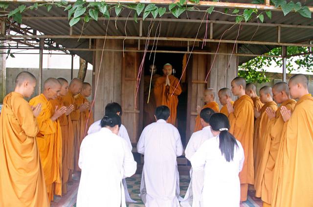 ĐăkLăc - Tịnh xá ngọc chánh lễ dâng pháp y