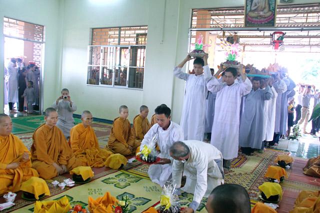 ĐăkLăc - Tịnh xá ngọc chánh lễ dâng pháp y