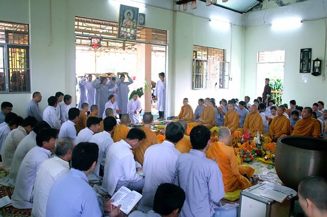ĐăkLăc - Tịnh xá ngọc chánh lễ dâng pháp y