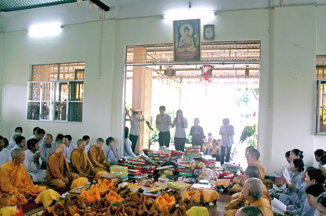 ĐăkLăc - Tịnh xá ngọc chánh lễ dâng pháp y