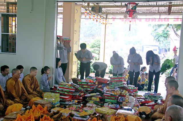 ĐăkLăc - Tịnh xá ngọc chánh lễ dâng pháp y