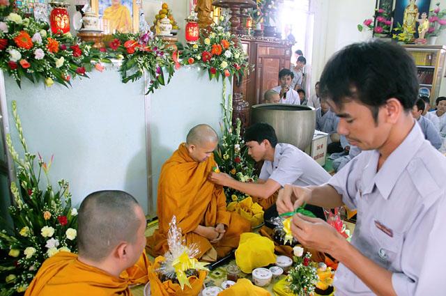 ĐăkLăc - Tịnh xá ngọc chánh lễ dâng pháp y