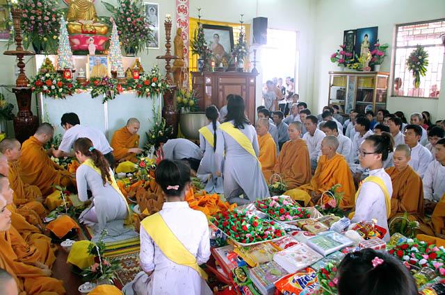ĐăkLăc - Tịnh xá ngọc chánh lễ dâng pháp y