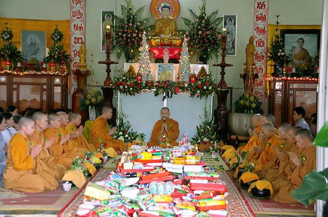 ĐăkLăc - Tịnh xá ngọc chánh lễ dâng pháp y
