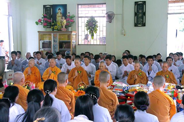 ĐăkLăc - Tịnh xá ngọc chánh lễ dâng pháp y