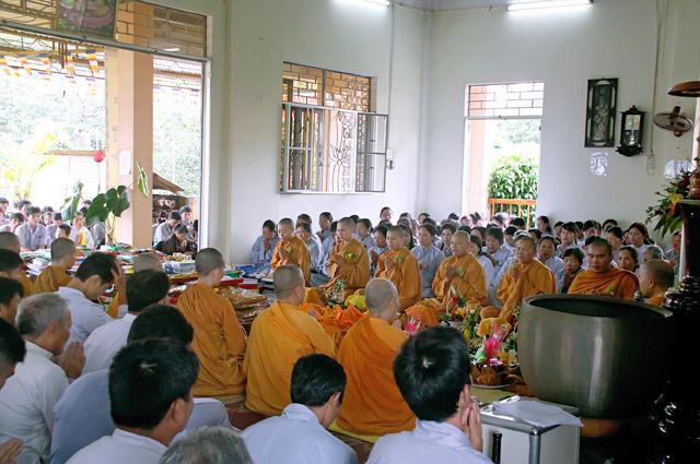 ĐăkLăc - Tịnh xá ngọc chánh lễ dâng pháp y