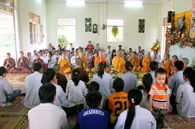 ĐăkLăc - Tịnh xá ngọc chánh lễ dâng pháp y