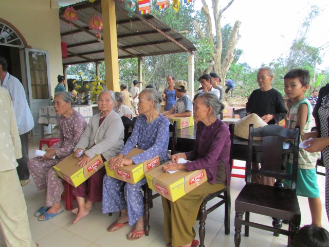 Quỹ Từ thiện Đạo Phật Ngày Nay cứu trợ miền Trung đợt 2 tại Hà Tĩnh và Đà Nẵng