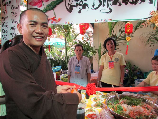 TP.HCM: Triển lãm tranh thư pháp và lễ hội ẩm thực chay tại chùa Thiên Chánh