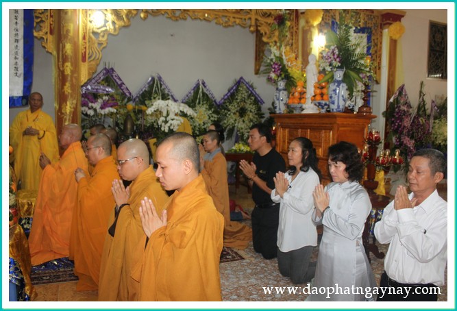 Chùm ảnh: Ban trị sự GHPGVN TP. HCM viếng giác linh HT. Thích Đạt Đạo