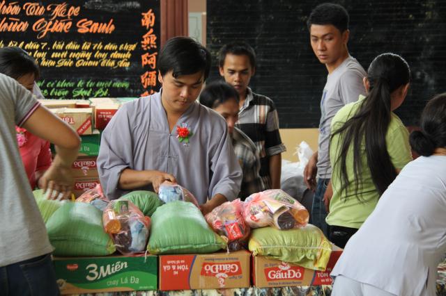Tổ đình Giác Sanh tặng 600 phần quà từ thiện nhân mùa Vu Lan - Báo Hiếu