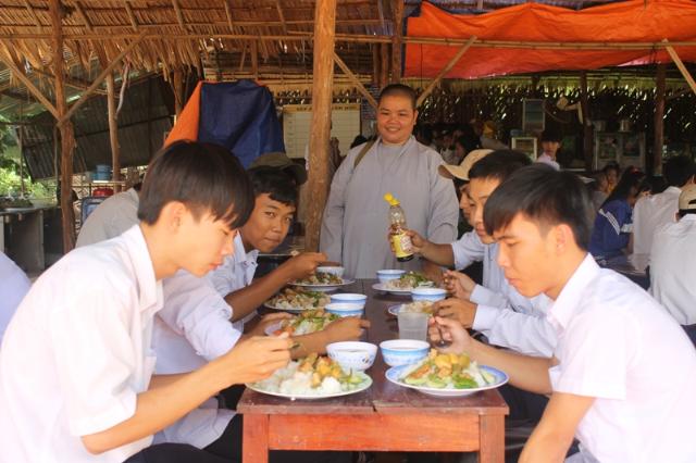 Đồng Tháp: Bếp Ăn Khuyến Học Chùa Bửu Nghiêm
