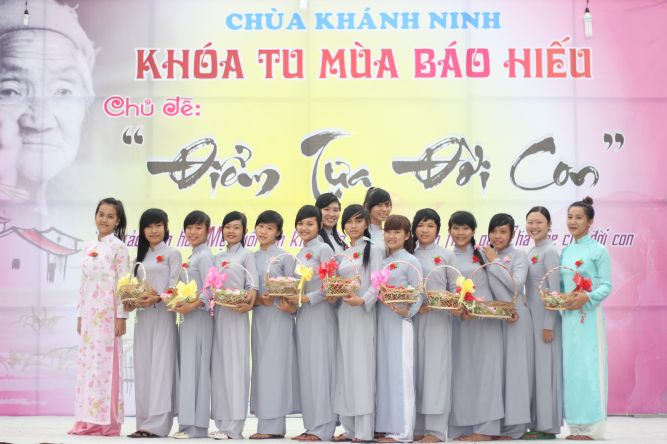 Long An: Bông hồng vào làng trong mùa Vu lan tại chùa Khánh Ninh