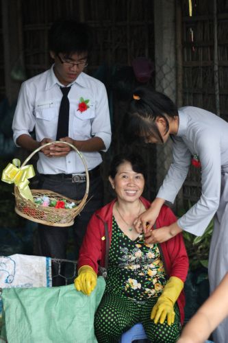 Long An: Bông hồng vào làng trong mùa Vu lan tại chùa Khánh Ninh