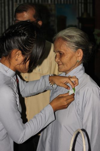 Long An: Bông hồng vào làng trong mùa Vu lan tại chùa Khánh Ninh