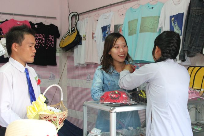 Long An: Bông hồng vào làng trong mùa Vu lan tại chùa Khánh Ninh