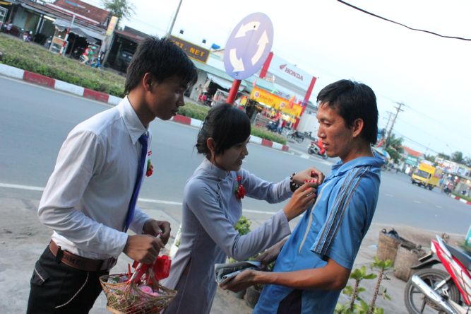 Long An: Bông hồng vào làng trong mùa Vu lan tại chùa Khánh Ninh
