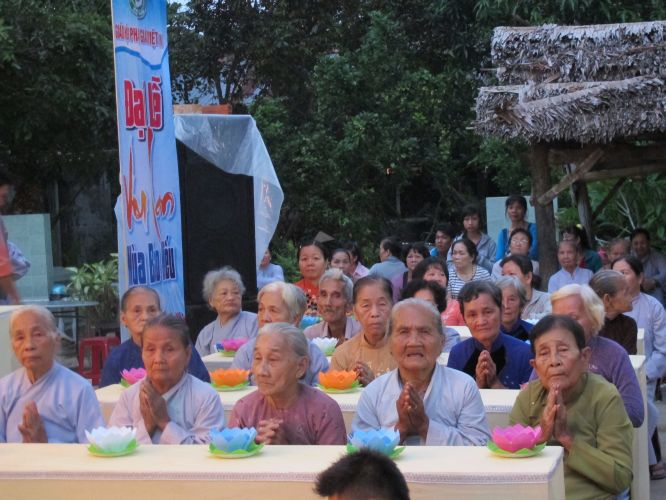 Bến Tre: Đại lễ chúc thọ, dâng y và cài hoa hồng tại chùa Bửu Quang