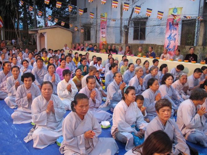 Bến Tre: Đại lễ chúc thọ, dâng y và cài hoa hồng tại chùa Bửu Quang