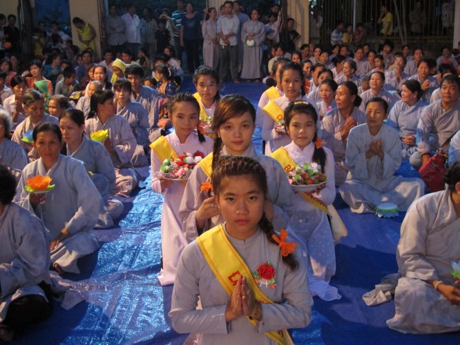 Bến Tre: Đại lễ chúc thọ, dâng y và cài hoa hồng tại chùa Bửu Quang
