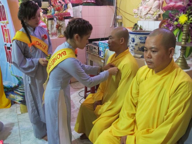 Bến Tre: Đại lễ chúc thọ, dâng y và cài hoa hồng tại chùa Bửu Quang