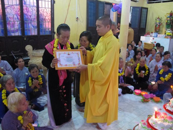 Bến Tre: Đại lễ chúc thọ, dâng y và cài hoa hồng tại chùa Bửu Quang
