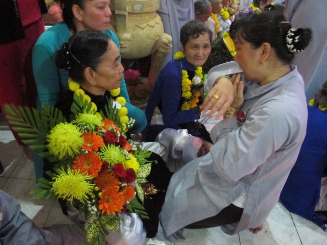 Bến Tre: Đại lễ chúc thọ, dâng y và cài hoa hồng tại chùa Bửu Quang