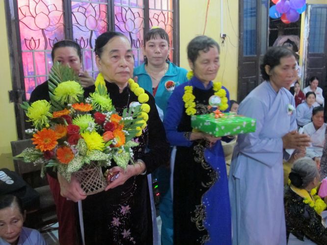 Bến Tre: Đại lễ chúc thọ, dâng y và cài hoa hồng tại chùa Bửu Quang