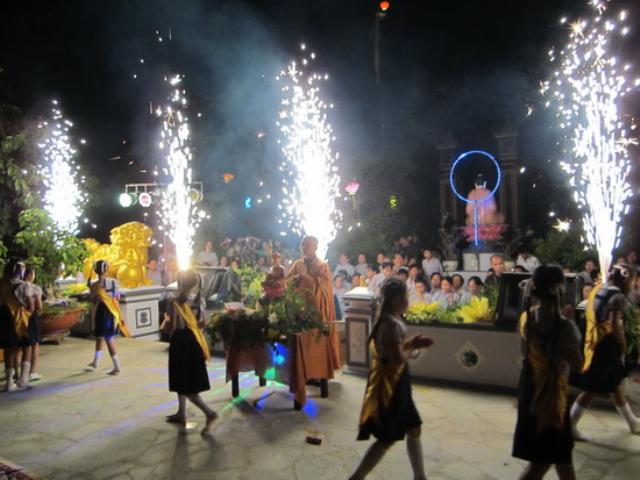 Lễ dâng  y Kathina, cài hoa hồng tại tổ đình Thiên Bửu