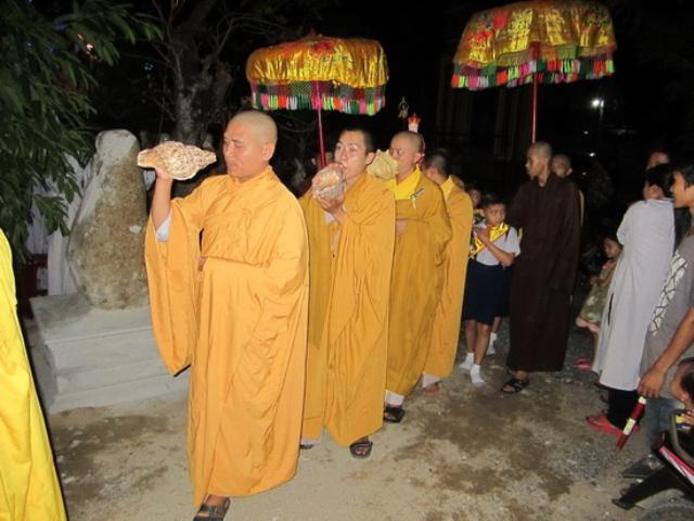 Lễ dâng  y Kathina, cài hoa hồng tại tổ đình Thiên Bửu