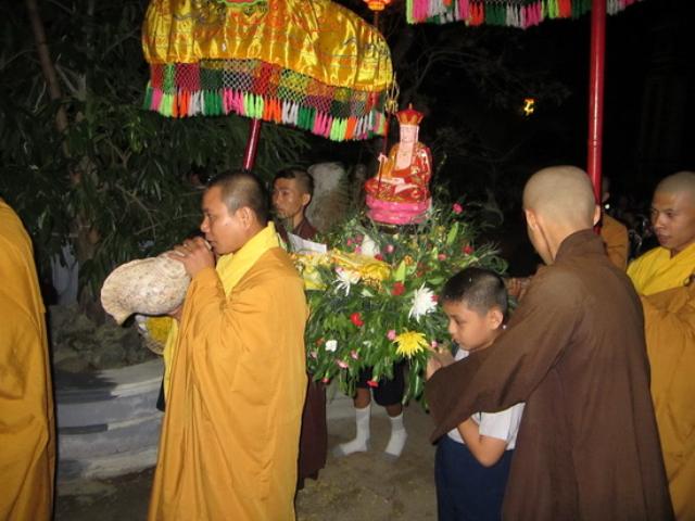 Lễ dâng  y Kathina, cài hoa hồng tại tổ đình Thiên Bửu