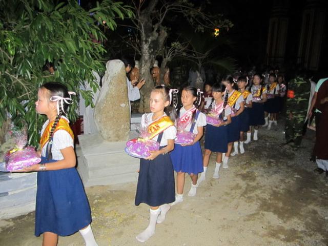 Lễ dâng  y Kathina, cài hoa hồng tại tổ đình Thiên Bửu