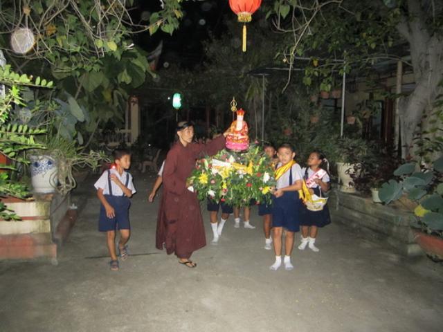 Lễ dâng  y Kathina, cài hoa hồng tại tổ đình Thiên Bửu