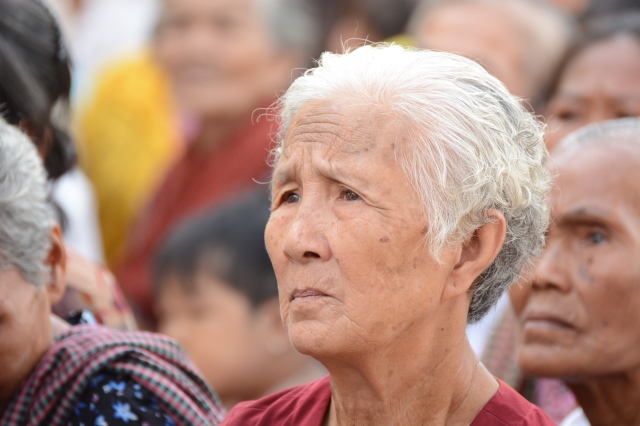 Quỹ Từ thiện ĐPNN - Tặng quà cho người Việt nghèo tại biển hồ và chùa Phước Thiên - Campuchia