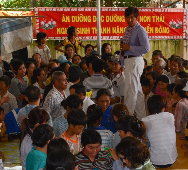 Quỹ Từ thiện ĐPNN - Tặng quà cho người Việt nghèo tại biển hồ và chùa Phước Thiên - Campuchia
