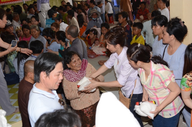 Quỹ Từ thiện ĐPNN - Tặng quà cho người Việt nghèo tại biển hồ và chùa Phước Thiên - Campuchia