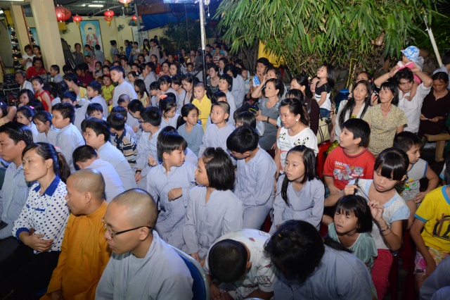 TP. HCM: Tưng bừng Đêm Hội Trăng Rằm tại chùa Thiên Chánh