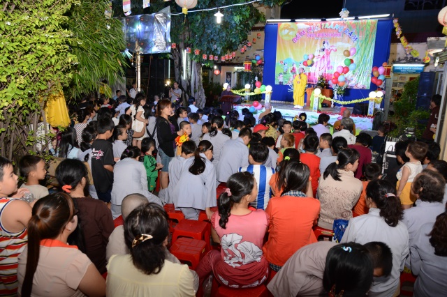 TP. HCM: Tưng bừng Đêm Hội Trăng Rằm tại chùa Thiên Chánh