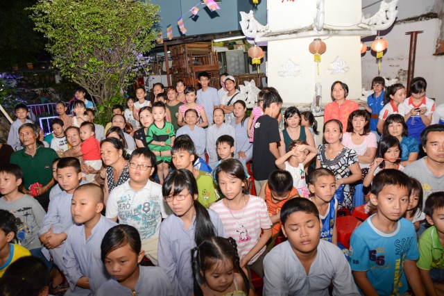TP. HCM: Tưng bừng Đêm Hội Trăng Rằm tại chùa Thiên Chánh