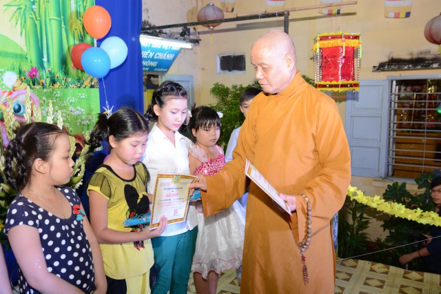 TP. HCM: Tưng bừng Đêm Hội Trăng Rằm tại chùa Thiên Chánh