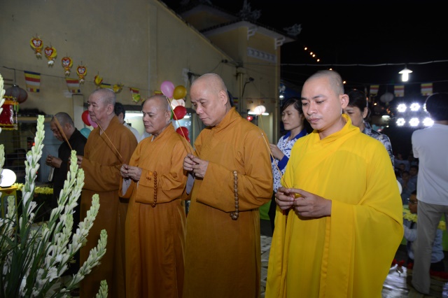 TP. HCM: Tưng bừng Đêm Hội Trăng Rằm tại chùa Thiên Chánh