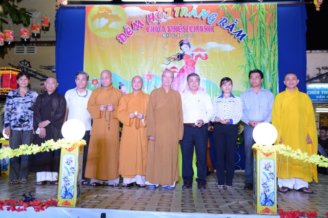 TP. HCM: Tưng bừng Đêm Hội Trăng Rằm tại chùa Thiên Chánh