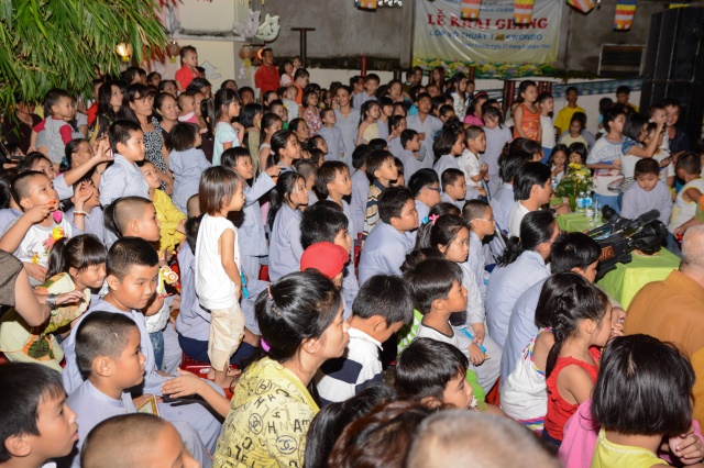 TP. HCM: Tưng bừng Đêm Hội Trăng Rằm tại chùa Thiên Chánh
