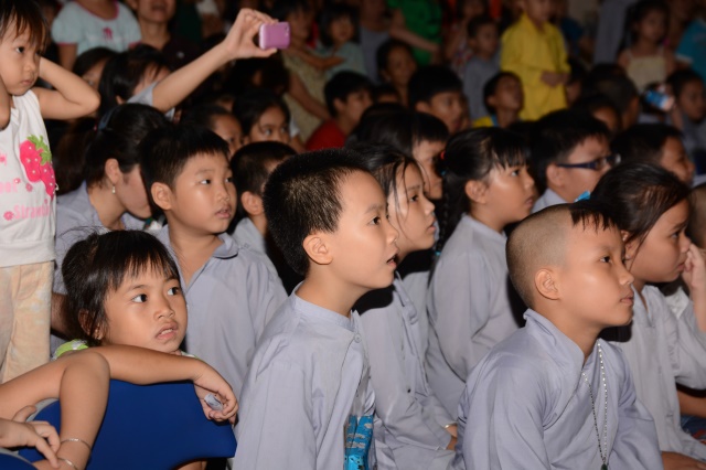TP. HCM: Tưng bừng Đêm Hội Trăng Rằm tại chùa Thiên Chánh
