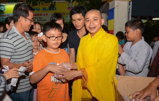 TP. HCM: Tưng bừng Đêm Hội Trăng Rằm tại chùa Thiên Chánh