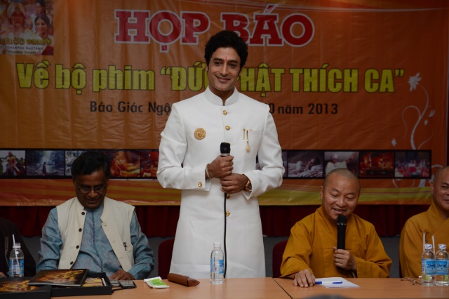 TP.HCM: Phim “Cuộc đời đức Phật” gây “sốt” với hàng ngàn khán giả chờ đợi đón xem