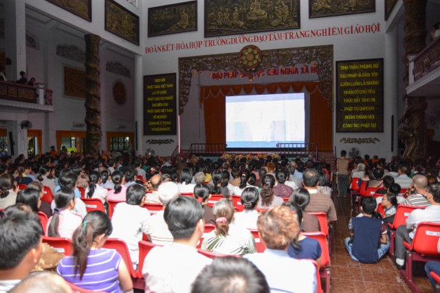 TP.HCM: Phim “Cuộc đời đức Phật” gây “sốt” với hàng ngàn khán giả chờ đợi đón xem