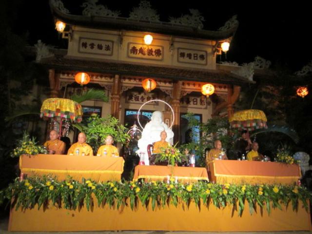 Lễ dâng  y Kathina, cài hoa hồng tại tổ đình Thiên Bửu