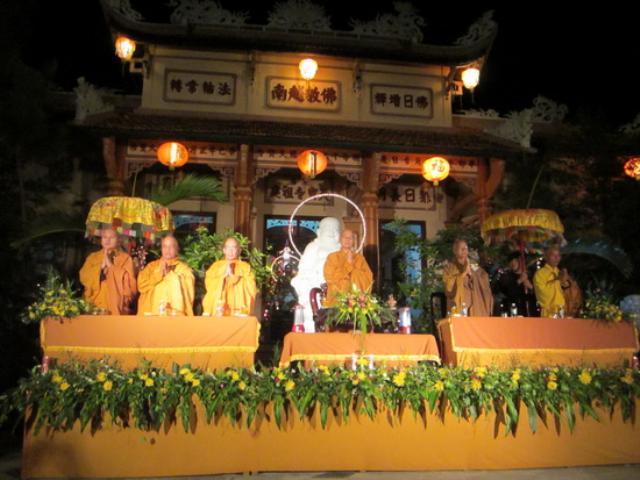 Lễ dâng  y Kathina, cài hoa hồng tại tổ đình Thiên Bửu