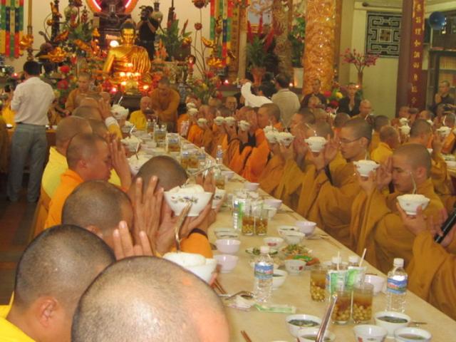 Lễ cúng ngọ - Tiến Giác linh cố Đại lão HT Thích Chí Tín